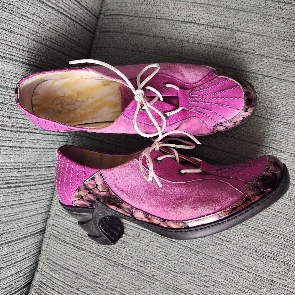 Eject Purple Lace-up Shoes.